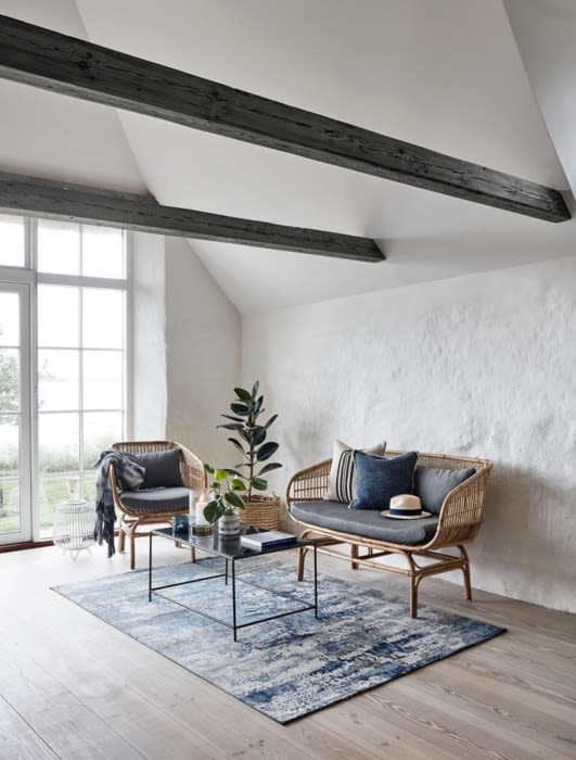 Smuk og enkel sofa i et skønt naturmateriale