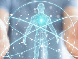 Visualisierung technologischer Innovationen für körperliche Gesundheit: Hände halten ein holografisches menschliches Modell mit leuchtendem Herzbereich, das die Verbindung von Technologie, Regeneration und innerer Balance symbolisiert-