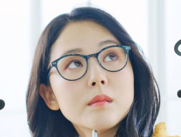 Eine Frau überlegt. Neben ihrem Kopf mehrere Fragezeichen.