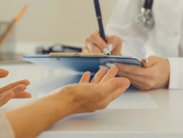 Eine Patientin im Gespräch mit ihrer Ärztin.