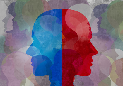 Abstraktes Bild zeigt zahlreiche Silhouetten von Köpfen, die sich überschneiden. Die Köpfe sind in verschiedenen Farben wie Blau, Rot, Grün und Lila dargestellt. Zwei große, markante Köpfe in Blau und Rot stehen sich in der Mitte des Bildes gegenüber.