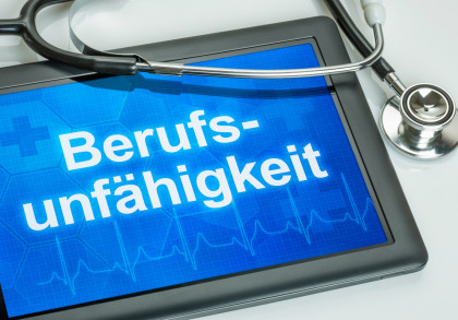Ein Stethoskop liegt auf einem Tablet, auf dessen Bildschirm das Wort "Berufsunfähigkeit" in weißer Schrift vor blauem Hintergrund mit einem stilisierten Herzfrequenzmuster angezeigt wird.