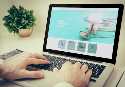 Vor der Umsetzung am Computer braucht es für digitales Dentalmarketing eine umfassende Strategie. 