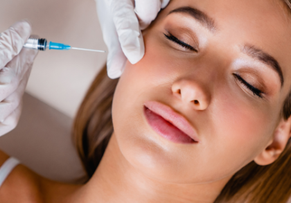 Eine Frau mit geschlossenen Augen erhält eine Botox-Injektion in die Gesichtspartie. Eine Hand in weißen Handschuhen hält die Spritze, die Behandlung wirkt professionell und ästhetisch.