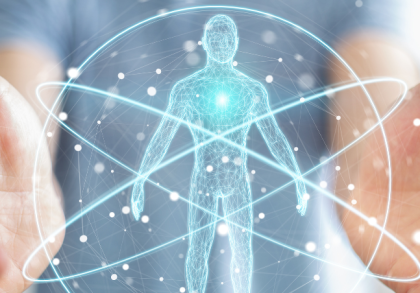 Visualisierung technologischer Innovationen für körperliche Gesundheit: Hände halten ein holografisches menschliches Modell mit leuchtendem Herzbereich, das die Verbindung von Technologie, Regeneration und innerer Balance symbolisiert-