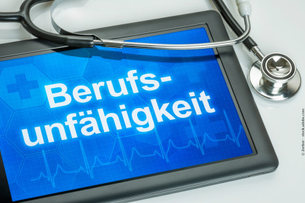 Ein Stethoskop liegt auf einem Tablet, auf dessen Bildschirm das Wort "Berufsunfähigkeit" in weißer Schrift vor blauem Hintergrund mit einem stilisierten Herzfrequenzmuster angezeigt wird.