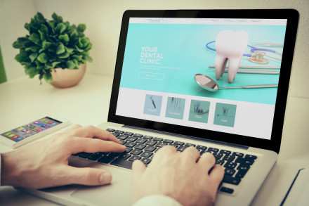 Vor der Umsetzung am Computer braucht es für digitales Dentalmarketing eine umfassende Strategie. 
