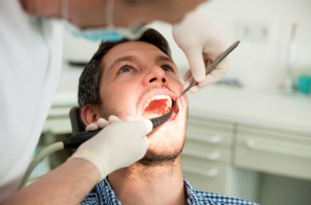 Ein Mann bei einer Behandlung beim Zahnarzt. 