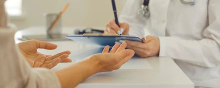 Eine Patientin im Gespräch mit ihrer Ärztin.