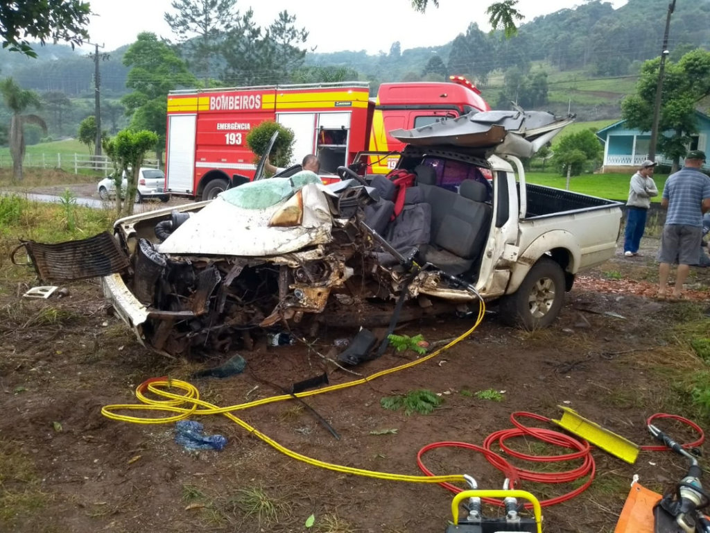 Veículo fica completamente destruído em acidente na SC-390 em Peritiba
