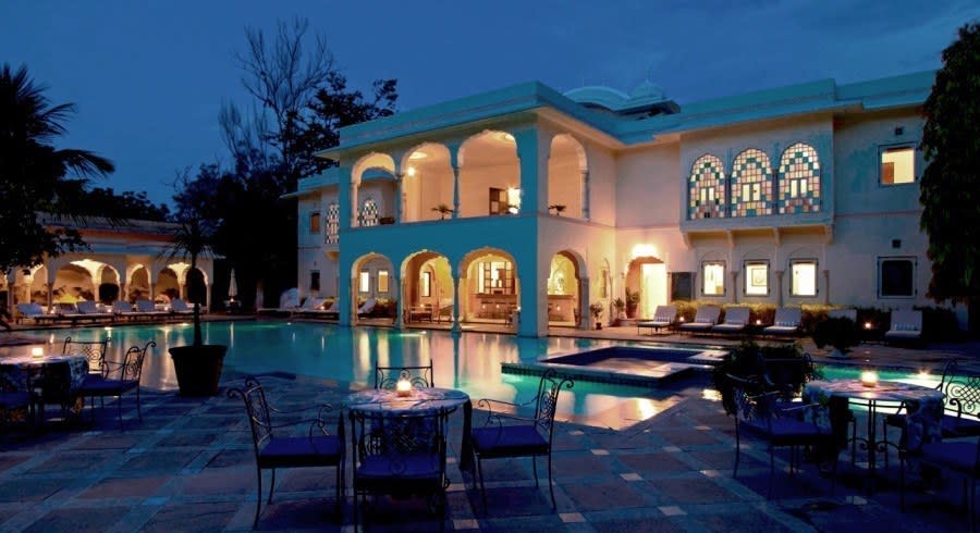 Abendliche Außenansicht vom Samode Haveli mit Pool in Jaipur, Rajasthan