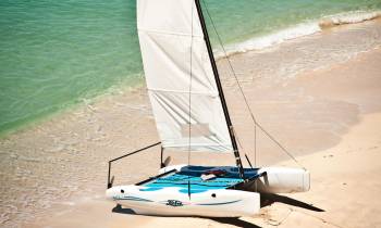 a boat sitting on top of a sandy beach