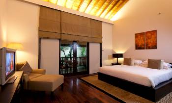 a bedroom with a bed and desk in a hotel room