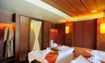 a bedroom with a bed in a hotel room