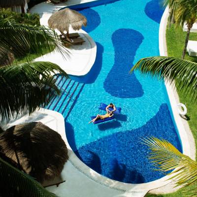 Swim-up pool