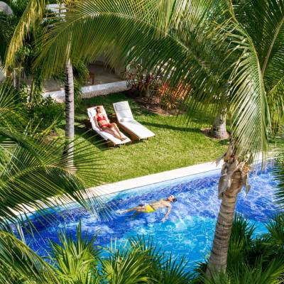 Swim-Up Suites