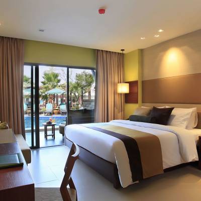a bedroom with a bed and desk in a hotel room