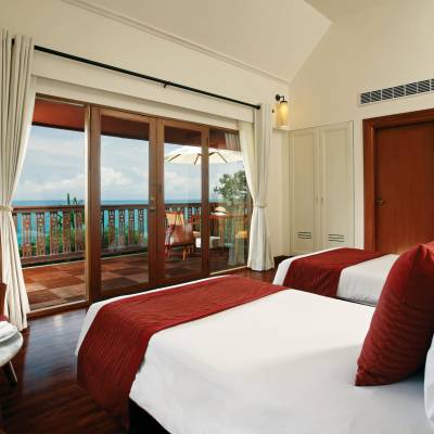 a bedroom with a bed in a hotel room