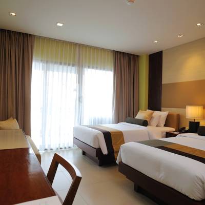 a bedroom with a bed and desk in a hotel room