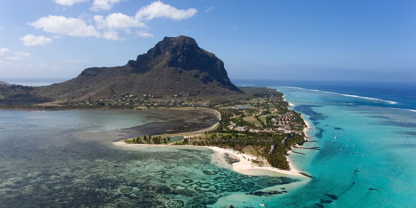 Vogelperspektive über die Strände und Berge von Mauritius