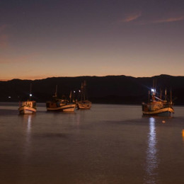 Boote bei Dämmerung (Picinguaba, Brasilien)