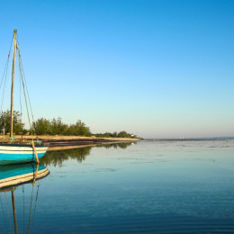 Idyllisch: Boot an einer Bucht der Pemba Insel