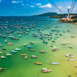 Boote am Strand von Phu Quoc und Kabel der Seilbahn in Phu Quoc, Vietnam