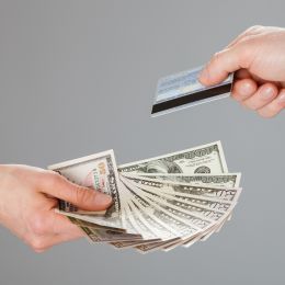Cash and cards - Enchanting Travels