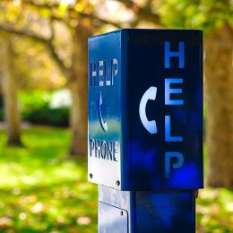 Blaue Notfalltelefonzelle mit HELP-Schriftzug in Australien