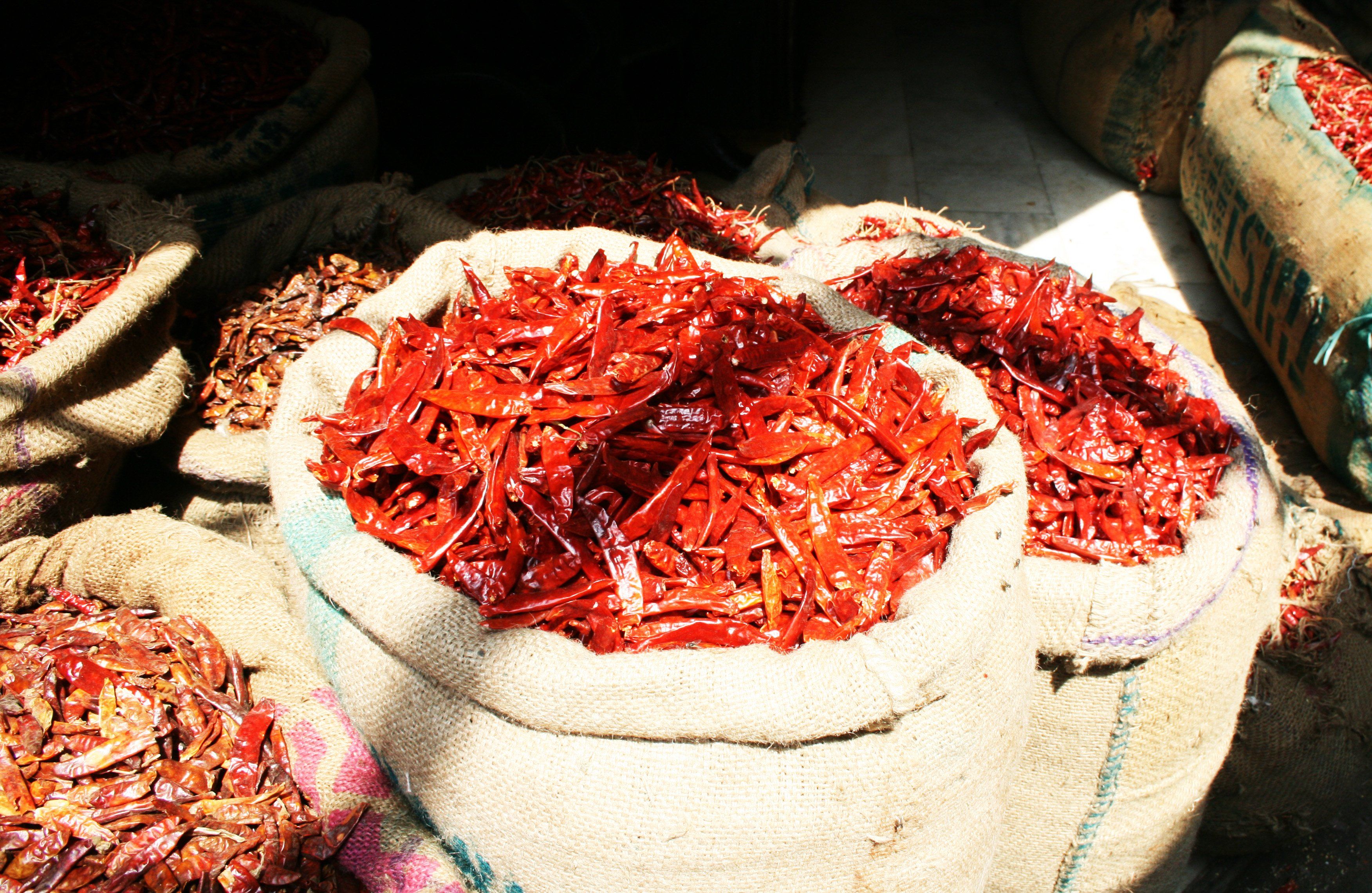 Chilis auf einem Markt in Old Delhi
