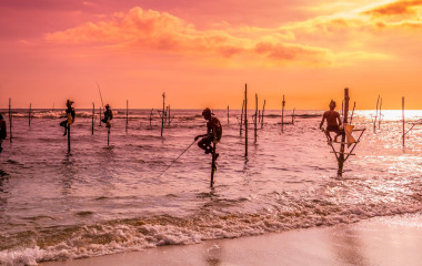 Fischmänner beim Fisch fangen in Sri Lanka