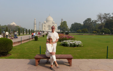 Paar posiert vor dem Taj Mahal in Uttar Pradesh, Indien