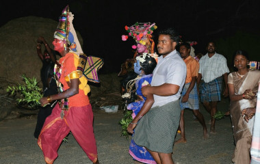 Bunt gekleidete und geschminkte Gläubige der Ankalamma in Tamil Nadu, Indien