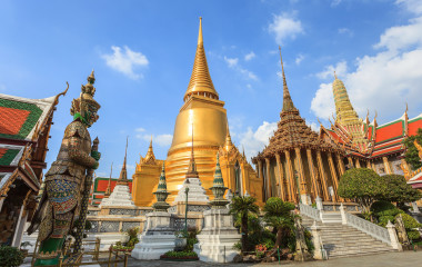 Goldene Kuppel des Königspalasts Wat Phrakaew in Bangkok, Thailand