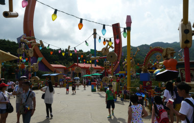 Urlauber auf mit Lichterketten geschmücktem Weg des Hongkong Disneylands