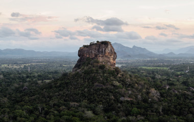 Die historische Felsenfestung Sigiriya ist von einer atemberaubenden Landschaft umgeben, Sri Lanka, Asien.