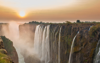 Sonnenuntergang über den Victoriafällen in Sambia
