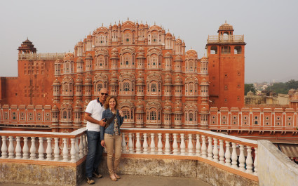 gasten van betoverende reizen die jaipur' s Hawa Mahal bewonderen: het Paleis der Winden