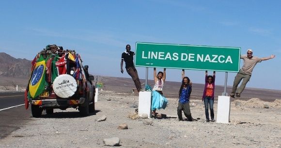Touristen vor einem Nazca Linien Schild