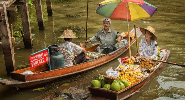 Flussmarkt in Asien