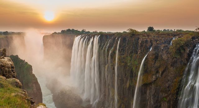Afrika Sehenswürdigkeiten: Die Victoriafälle bei Sonnenuntergang
