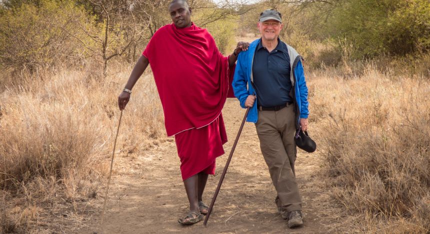 Zwei MÃ¤nner posieren fÃ¼r Foto in der Serengeti