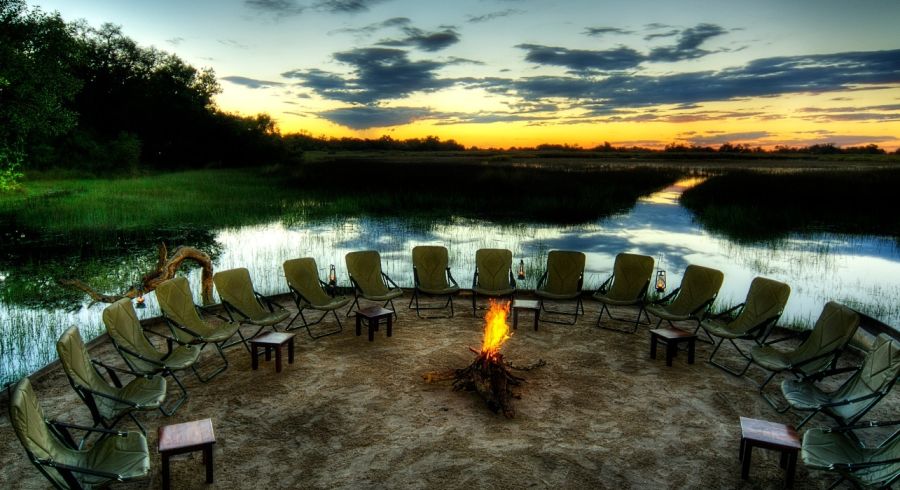 Lagerfeuer am Ufer im Kanana Camp, Okavango Delta