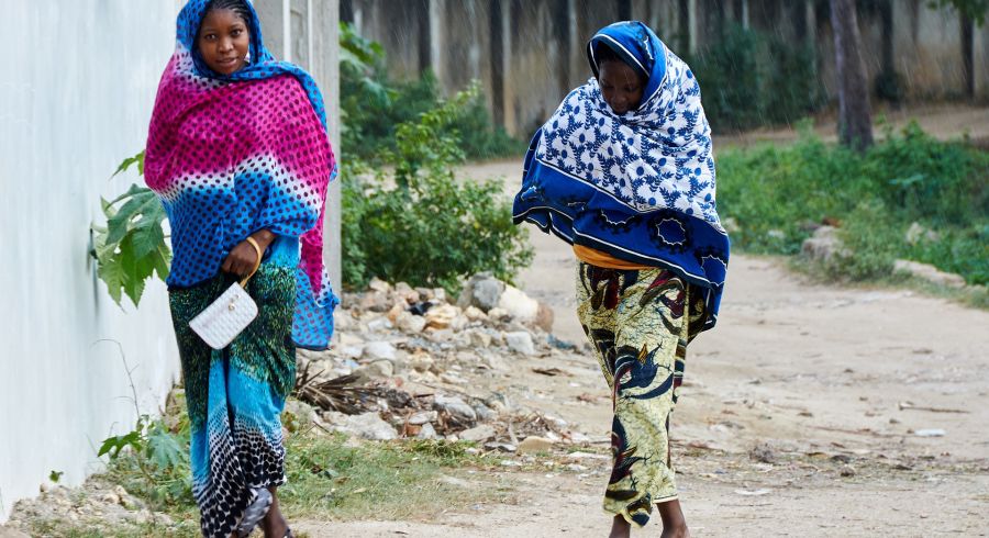 Traditionell gekleidete Frauen auf Sansibar