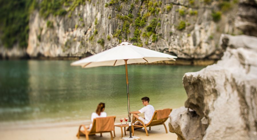 Urlauber am Strand in der Halong-Bucht