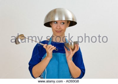 Femme au foyer avec saladier sur la tete ecope dans la main ad93g8 uqvjqw - Eugenol