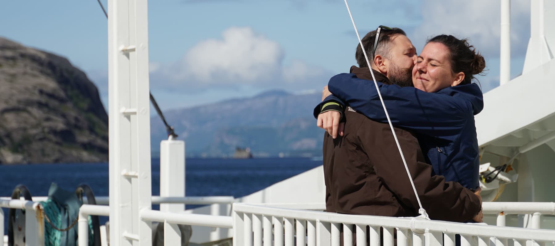 Bilde som viser to personer ombord på en Fjord1 ferge