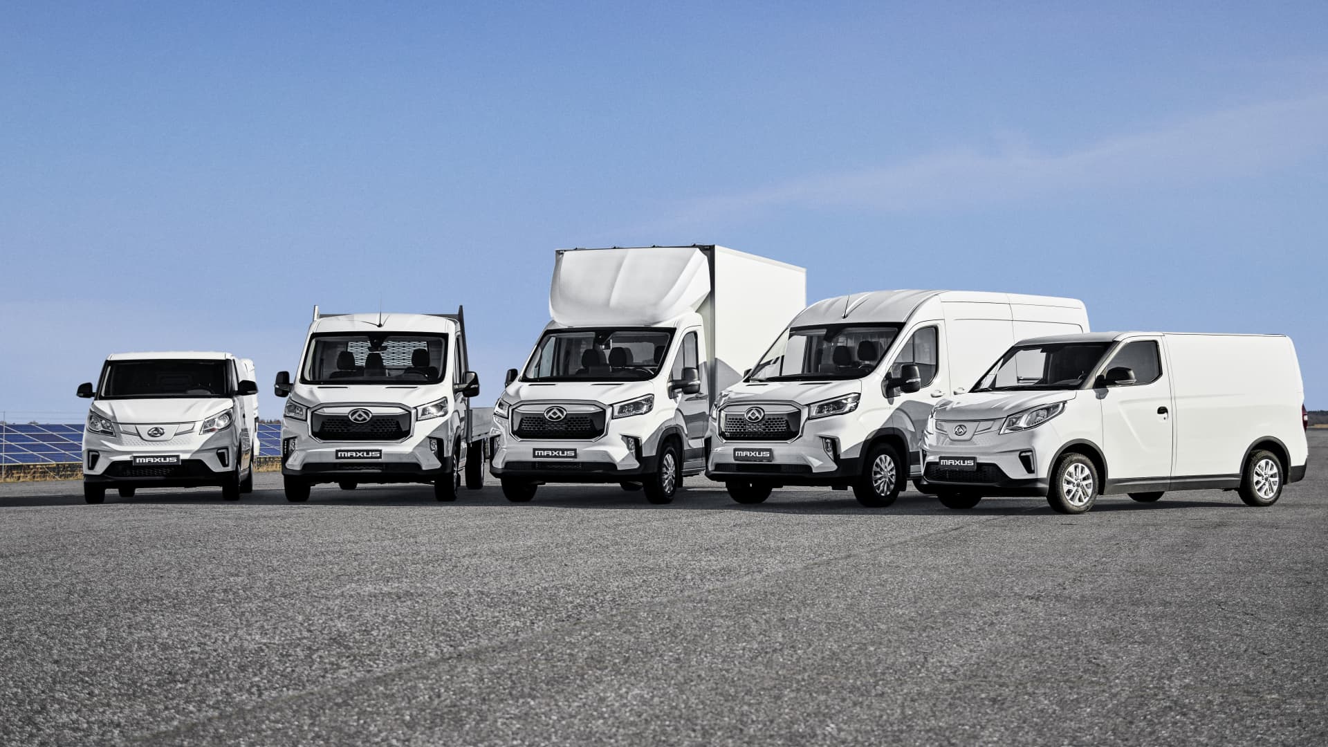 Viser utvalget til Maxus varebiler parkert på linje