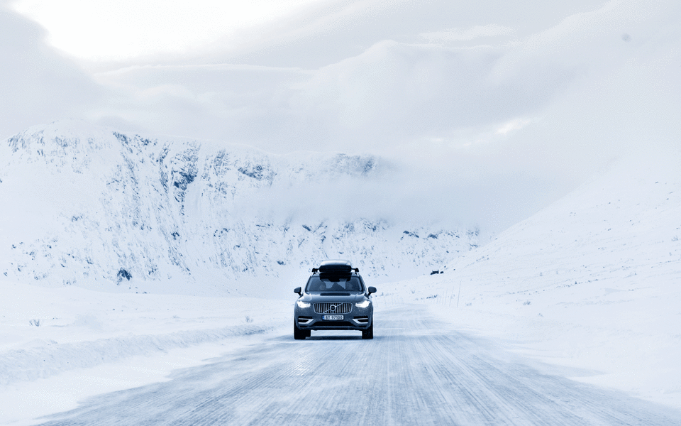 Volvo XC90 kjører gjennom vinterlandskap på fjellet