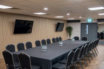 Oasis suite long table